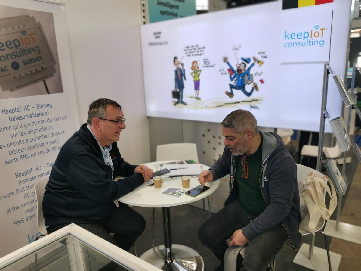 Jean-Jacques Noury sur le stand KeepIoT avec un client