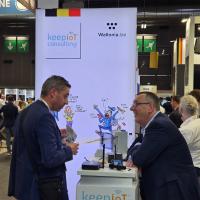 Vivateh 2024 - Stand avec Jean-Jacques Noury et un visiteur